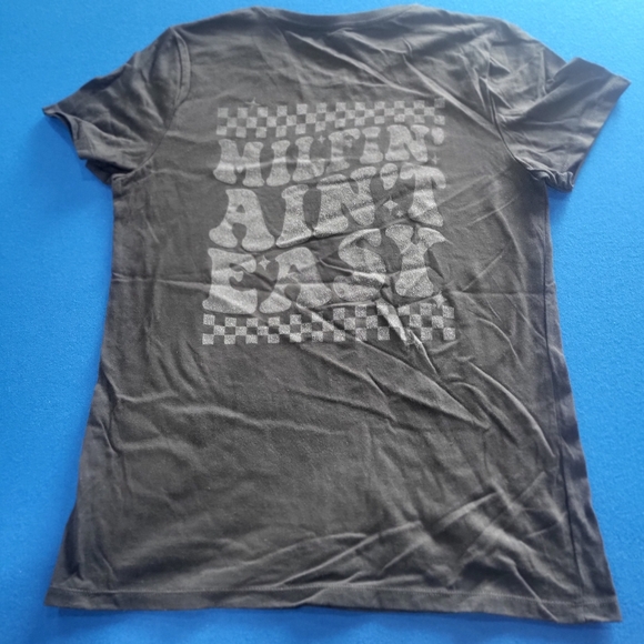 Gildan Tops - Gildan Black Short Sleeve Tee "Milfin' Ain't Easy" / Size Small